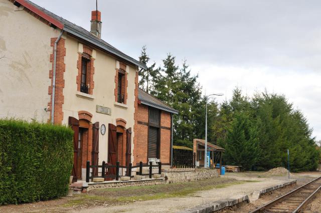 Ancien bâtiment désaffecté (aujourd'hui propriété privée) de la gare de Loreux, Loir-et-Cher, France