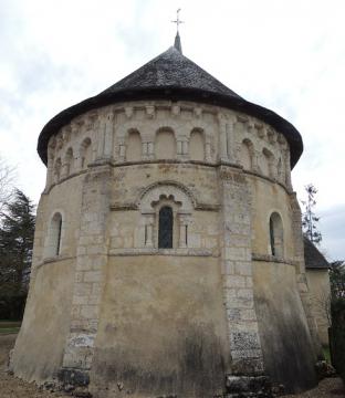 Église Notre-Dame de Nourray, vue depuis son chevet magnifiquement sculpté dans un pur style roman avec des têtes sculptées sous le toit…