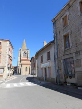 Vue sur l'église Saint-Jean-Baptiste de Périgneux (Loire) depuis la route de Saint-Maurice-en-Gourgois (D105).