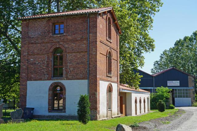 Bâtiment d'exploitation constitué d'une tour "Warocquère" et de bains-vestiaires, milieu du XIX° siècle.