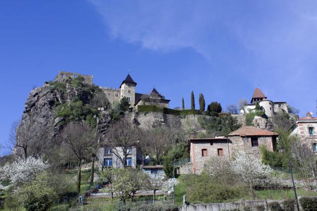 Français : Le haut du village de Saint Paul en Cornillon dominé par son château médiéval.