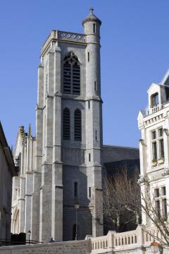L'église vue de la place de l' Hôtel de Ville