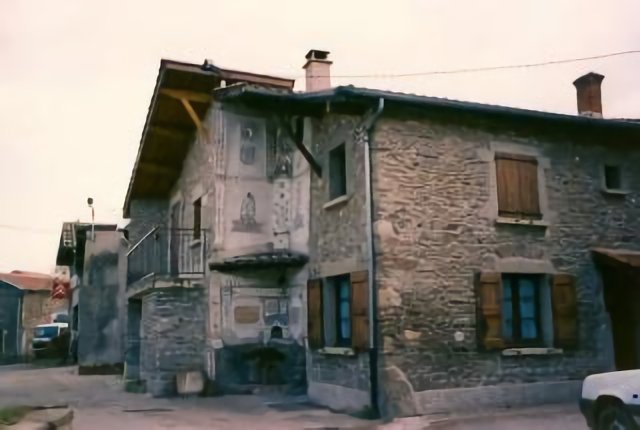 Mosaïques sur une maison à Saint-Jean-de-Touslas # Rhône (69) # 1996 .