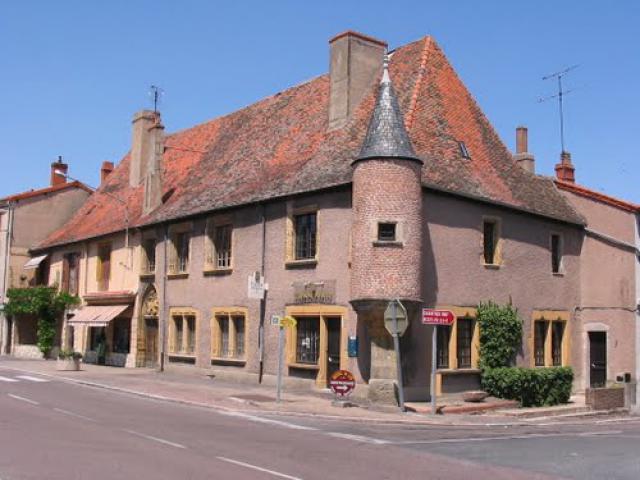 La Pacaudière - Hôtel des impôts