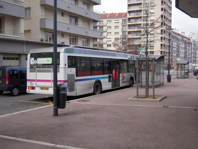 Bus du réseau STAS de St Etienne Métropole stationné place du Moulin à ST CHAMOND