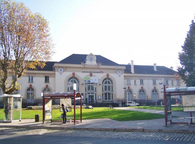 Vue du bâtiment et du parvis de la gare ferroviaire de Saint-Chamond, dans la Loire.