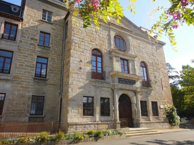 Saint-Chamond (Loire), façade historique de la mairie, 2015.