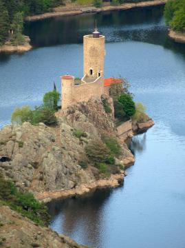 Le Château de Grangent sur son promontoire dans les gorges de la Loire