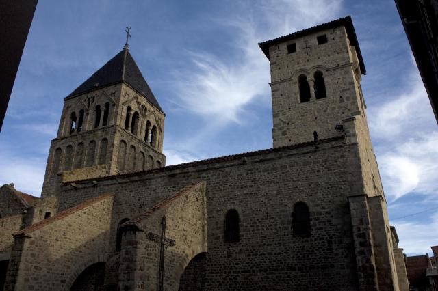 Vue générale de l'ensemble église-ancien prieuré.