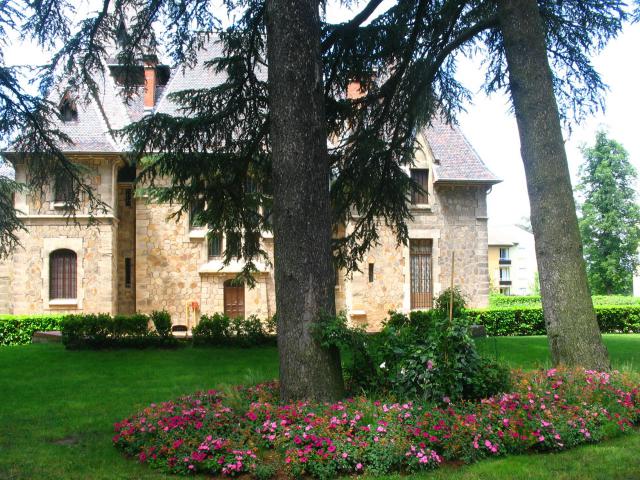 Le parc du Clos Bayard à St-Priest en Jarez (Loire) avec, en son centre, la villa St-Michel.