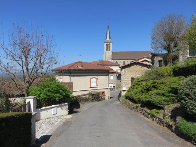 Vue de l'église de Saint-Cyr-les-Vignes (Loire, France) depuis l'impasse du Rampeau.