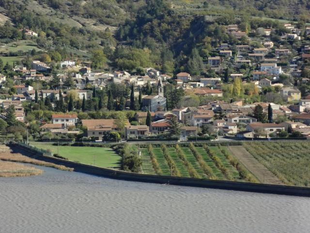 Vue du village de L'Escale (Alpes-de-Haute-Provence), lac de L’Escale au premier plan, église Notre-Dame de Mandanois