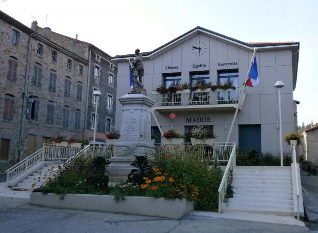 Saint-Julien-Molin-Molette, mairie lors de l'hommage national à Hervé Gourdel en septembre 2014 (les drapeaux sont en berne).