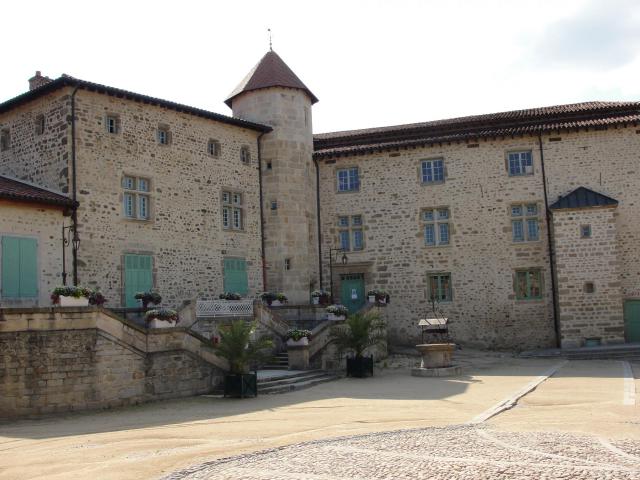 Cour intérieure du château de Roche la Molière (Loire).