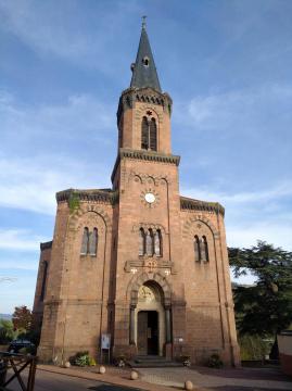 Façade de l'église Saint-Julien de Régny (Loire, France), inscrite au titre des Monuments historiques.