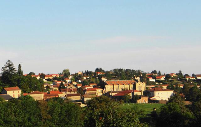 Neulise vue de la route de St Jodard