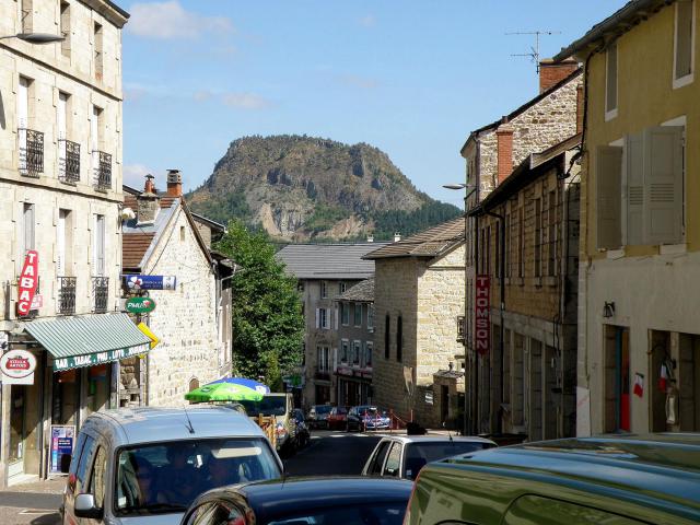 Saint-Julien-Chapteuil, dép. de la Haute-Loire, France (région Auvergne). Rue principale. Regard tourné vers le nord. Au fond : le suc de…