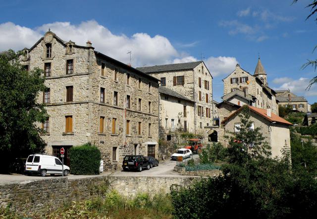 Saint-Julien-Chapteuil, comm. du dép. de la Haute-Loire, France (région Auvergne). Vue générale depuis le sud.