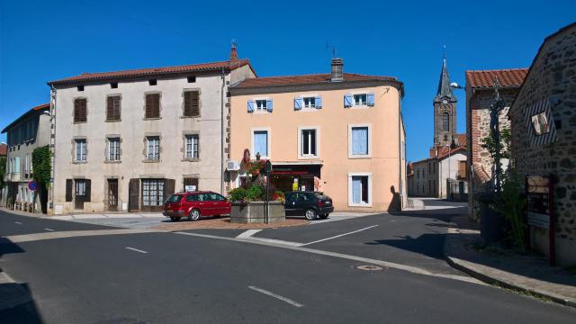 Fontannes, place de la fontaine au centre du bourg.