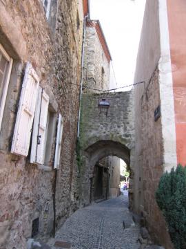 Brioude, ruelle, cliché personnel, été 2005. 600 X 800 pixels