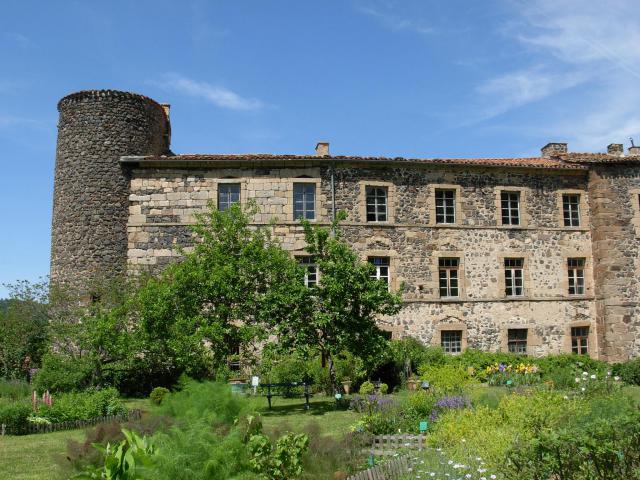 Vue de l'abbaye de Pébrac (Haute-Loire, France).