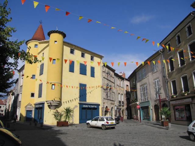 Brioude, cliché personnel, été 2005. 600 X 800 pixels