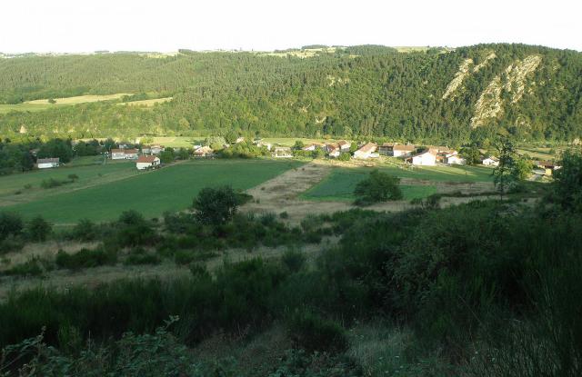 Beauzac, dép. de la Haute-Loire, France (Auvergne). Hameau de Brenas, dans le sud de la commune. Photo prise depuis le chemin qui…