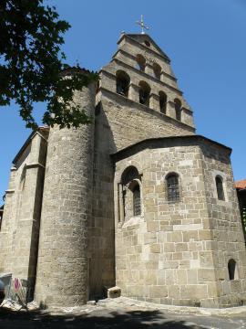 Beauzac, dép. de la Haute-Loire, France (Auvergne). Église, chevet avec clocher-peigne et abside romane.