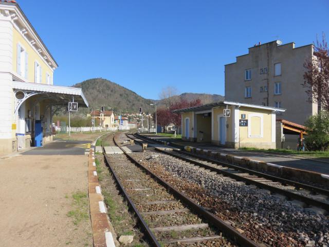 Vue des rails direction Saint-Étienne (nord) et de la gare de Vorey, en Haute-Loire.