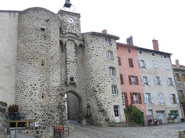 Allègre, dép. de la Haute-Loire, France. Porte de Monsieur. Remarquer les mâchicoulis tréflés, signature du château d'Allègre.
