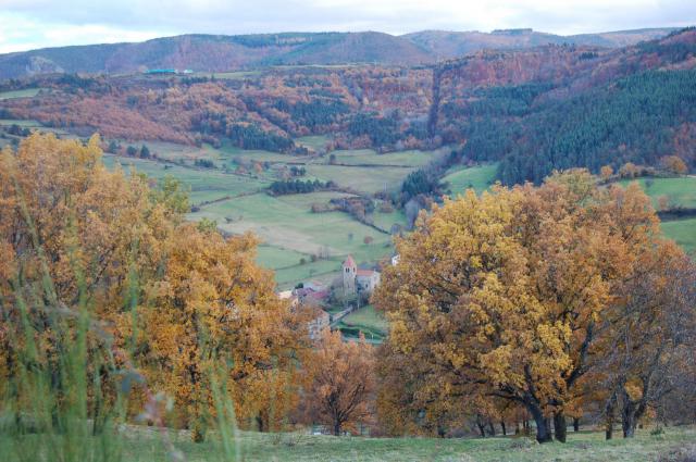 Vue de l'église de Saint-Austremoine - Eclairage fin Automne - Le village est au centre d'un cuvette (bas de la vallée)