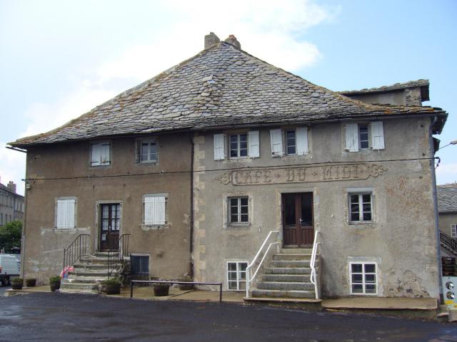 Anciens commerces à Fay-sur-Lignon (Haute-Loire). Juillet 2006