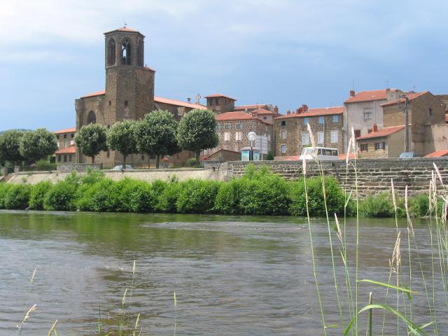 Langeac (Haute-Loire - France), l'Allier et la collégiale Saint-Gal.