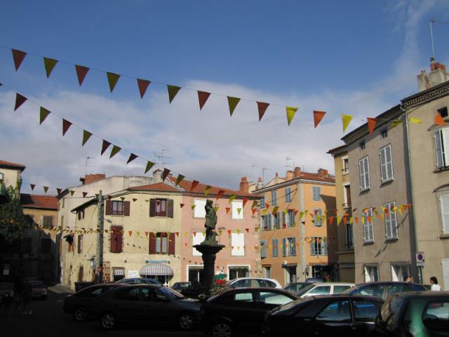 Brioude, place StJean, cliché personnel, été 2005. 600 X 800 pixels