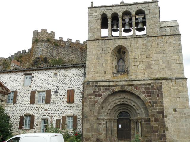 Arlempdes, comm. de la Haute-Loire, France (région Auvergne).Église Saint-Pierre, façade occidentale avec portail d'entrée et clocher à…
