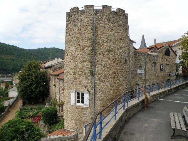 Aurec-sur-Loire, dép. de la Haute-Loire, France (région Auvergne). Château du moine sacristain.