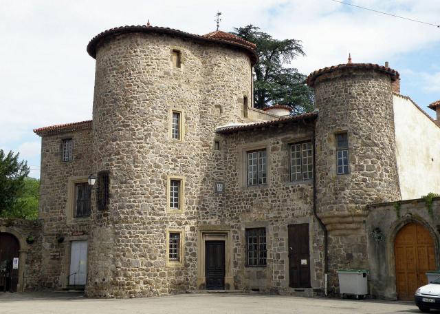 Aurec-sur-Loire, dép. de la Haute-Loire, France (région Auvergne). Château seigneurial d'Aurec, façade nord (côté rue).
