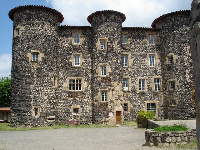 Le Monastier-sur-Gazeille, comm. de la Haute-Loire, France, région Auvergne. Façade d'entrée du château.