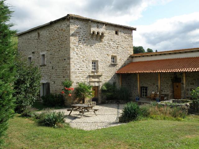 Retournac, dép. de la Haute-Loire, France (Auvergne). Maison forte (ou maison de guet, XIIe siècle) dans le petit hameau de la Bourange…