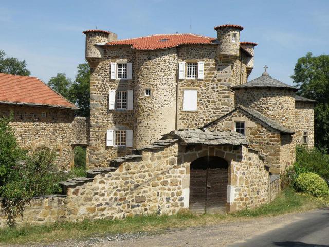 Retournac, dép. de la Haute-Loire, France (Auvergne). Castel de Mercuret, dans le sud de la commune. Au centre : le corps de logis ; à…