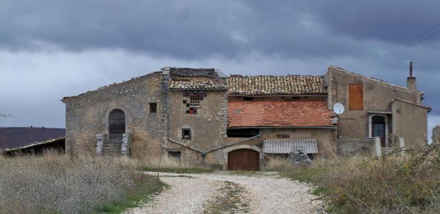 Maison à terre à Simiane la Rotonde (04)