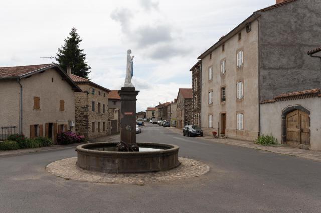 Rue principale de Sainte-Eugénie-de-Villeneuve.