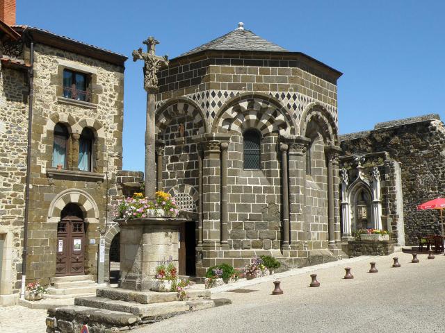 Commune d'Aiguilhe, près du Puy-en-Velay (préf. de la Haute-Loire, France). Sur cette placette à l'entrée du bourg, on reconnaît, de…