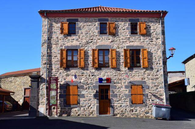 La mairie de Chaniat (Haute-Loire, France).