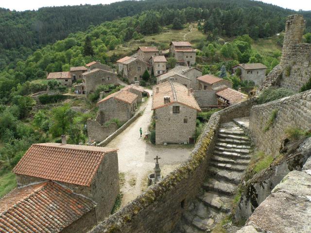 Hameau de Chalencon, appartenant à la comm. de Saint-André-de-Chalencon, dép. de la Haute-Loire, France (région Auvergne). Vue générale…