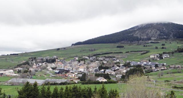 Les Estables et le Mont d'Alambre - Vue générale depuis la RD36