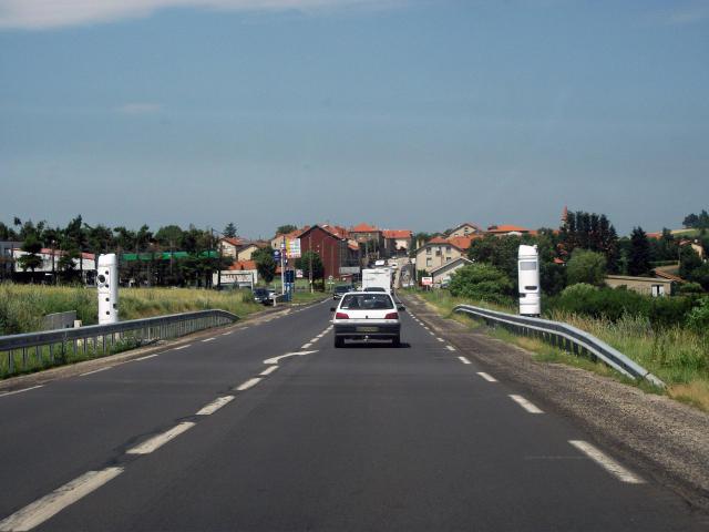 Route nationale 88 avant l'entrée dans Costaros (Haute-Loire, Auvergne, France)