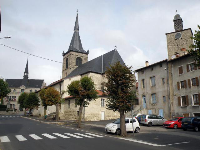 Craponne-sur-Arzon, comm. de la Haute-Loire, France (Auvergne). Hôtel de ville (gauche), église Saint-Caprais (milieu), donjon (droite).