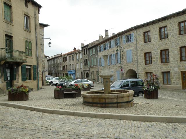 Saint-Didier-en-Velay, comm. de la Haute-Loire, France, Auvergne. Grand'Place.