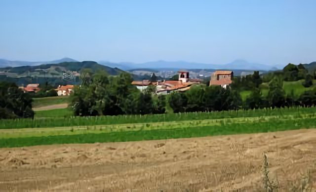 Sortie du village et ses puys en arrière plan